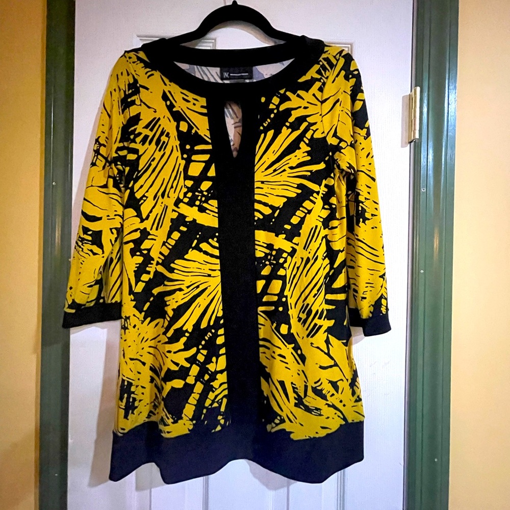 Stunning women’s yellow and black tunic.